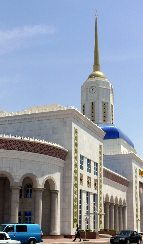 Красивое здание железнодорожного вокзала в Ашхабаде 