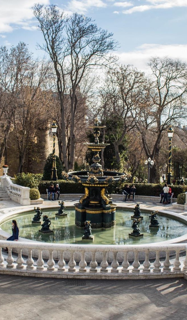 Красивый фонтан в Губернаторском саду Баку 