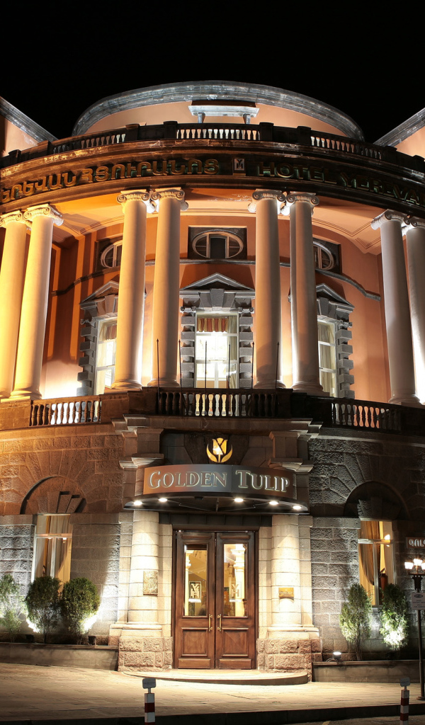 Красивый отель Golden Tulip город Ереван 