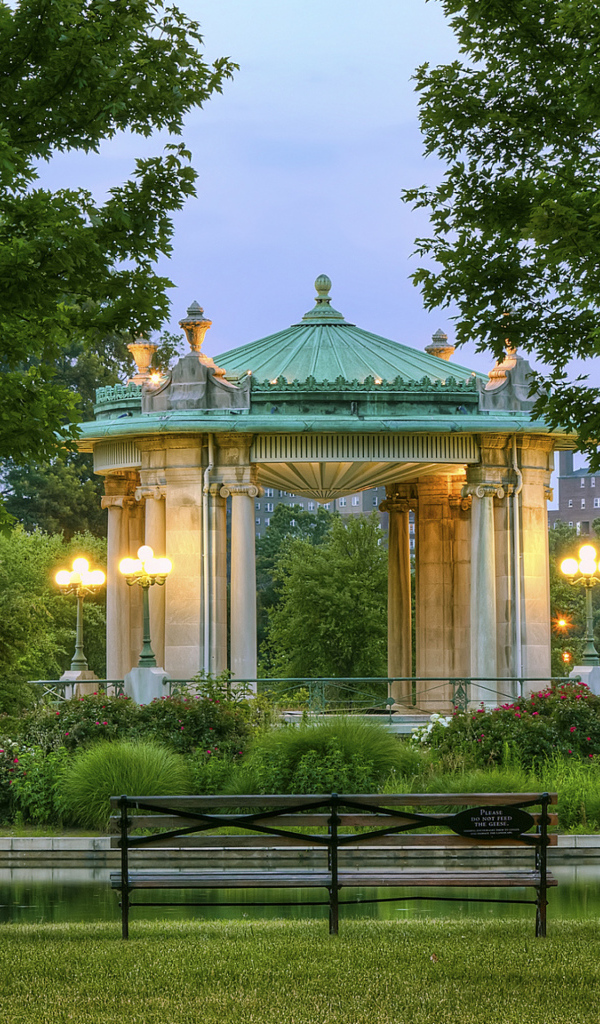 Красивая беседка в городском парке 