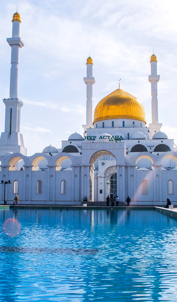 Красивая белая мечеть Нур Астана 