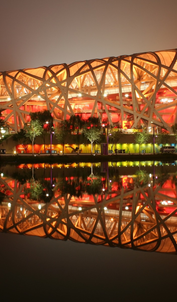 Пекинский национальный стадион отражается в воде, КНР 