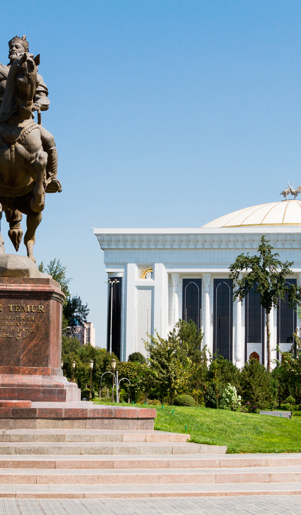 Центральный  парк Ташкента памятник Амиру Тимуру  