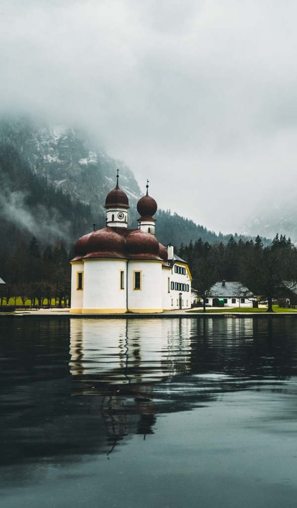 Церковь в городе у озера 