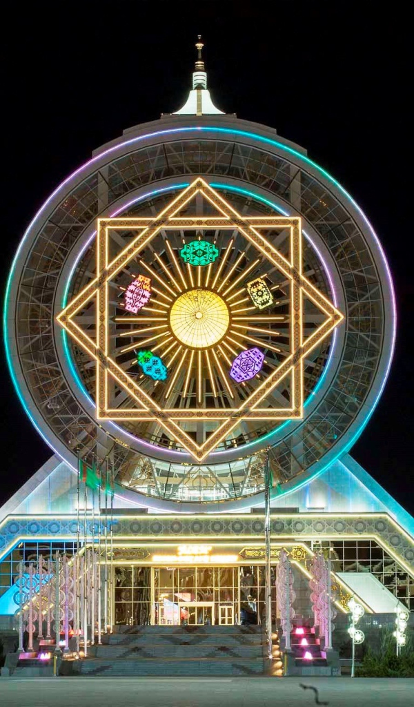 Закрытое колесо обозрения город Ашхабад 