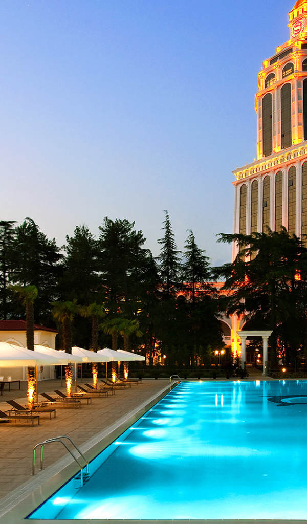 Вечерний вид на бассейн у гостиницы Шератон Батуми 