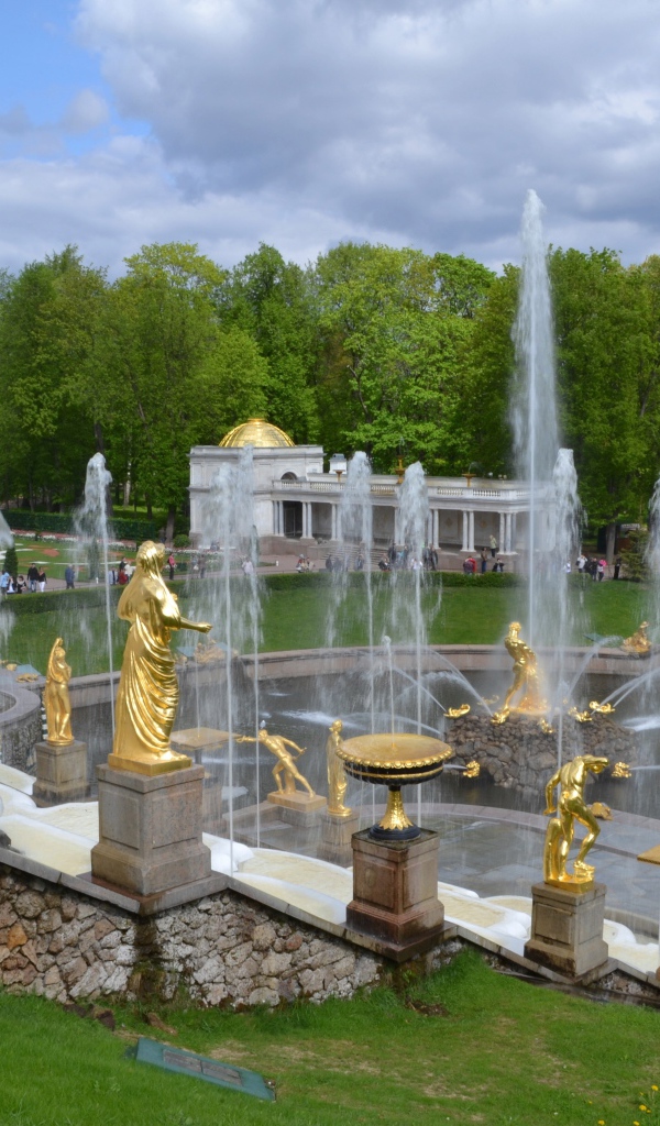 Фонтаны в парке, Петергоф. Санкт Петербург. Россия 