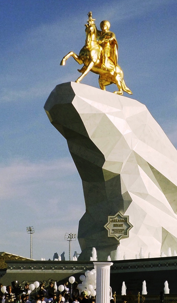 Позолоченный памятник президенту Туркмении город Ашхабад 