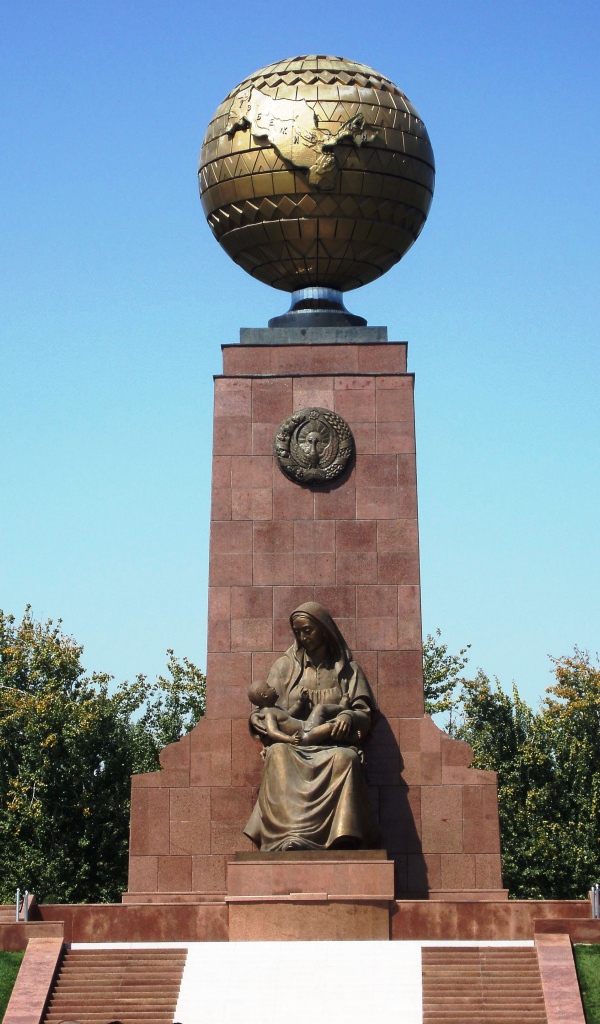 Памятник счастливой матери город Ташкент  