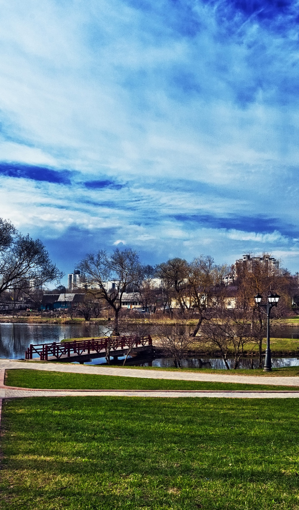 Лощицкий парк на фоне красивого неба город Минск 