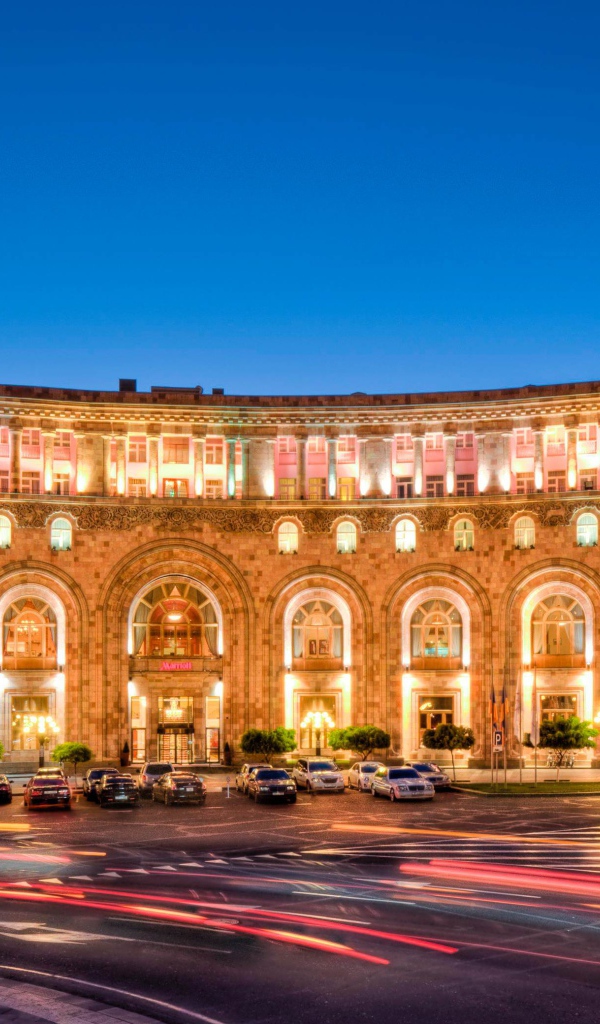 Отель Марриотт вечером город  Ереван 