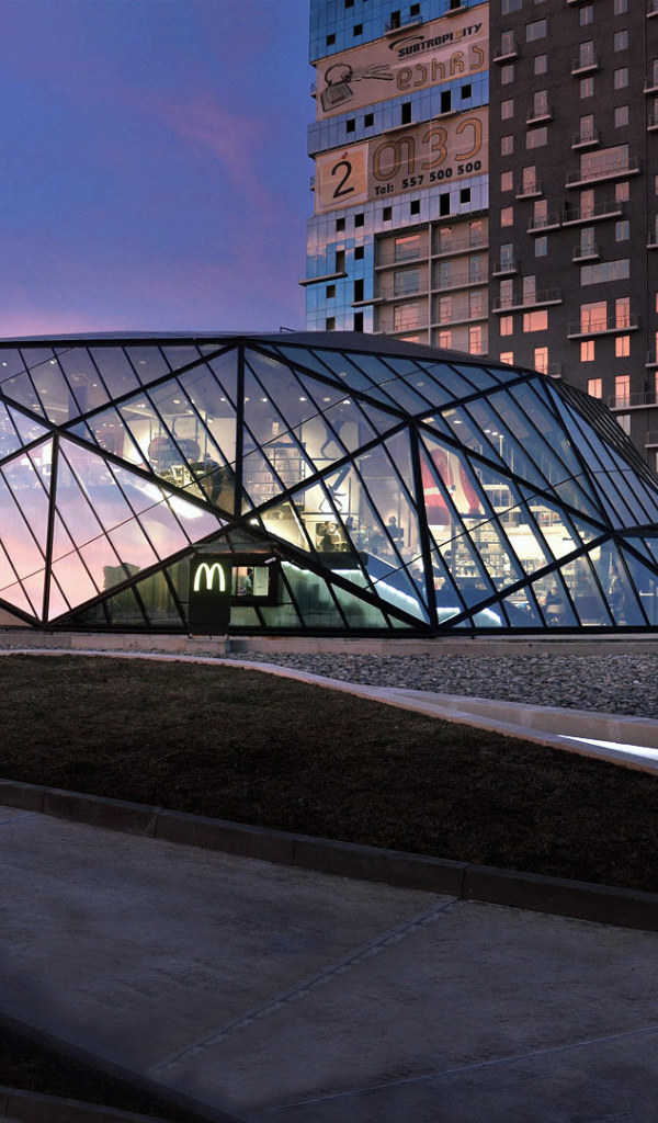 Стеклянное здание McDonald's в Батуми 