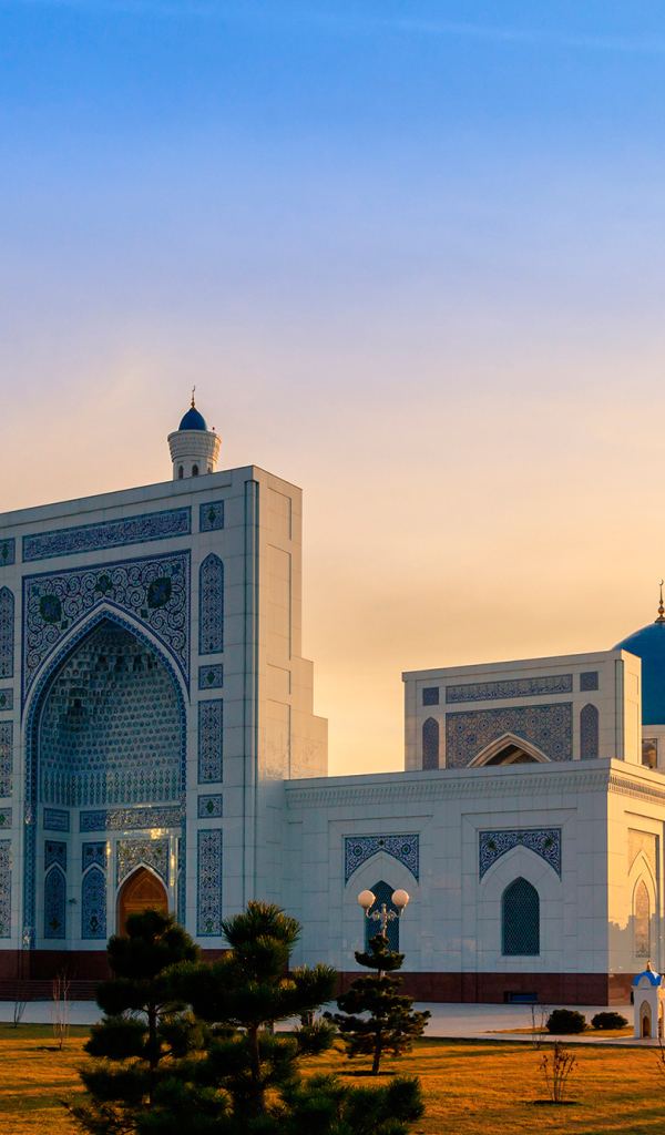 Мечеть Минор на фоне красивого неба город Ташкент 