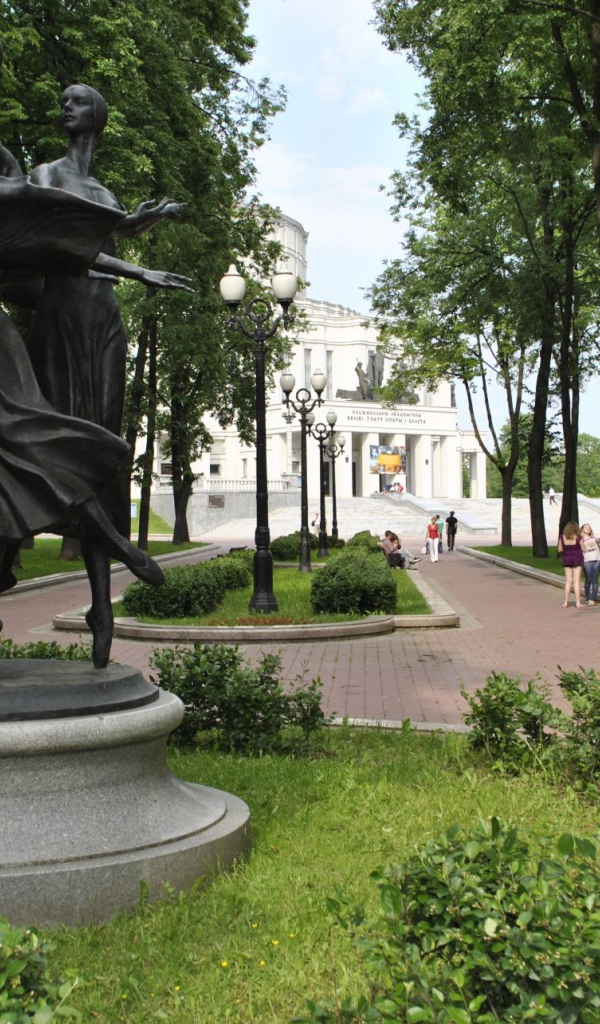 Памятник балеринам в парке имени Янки Купалы город Минск 