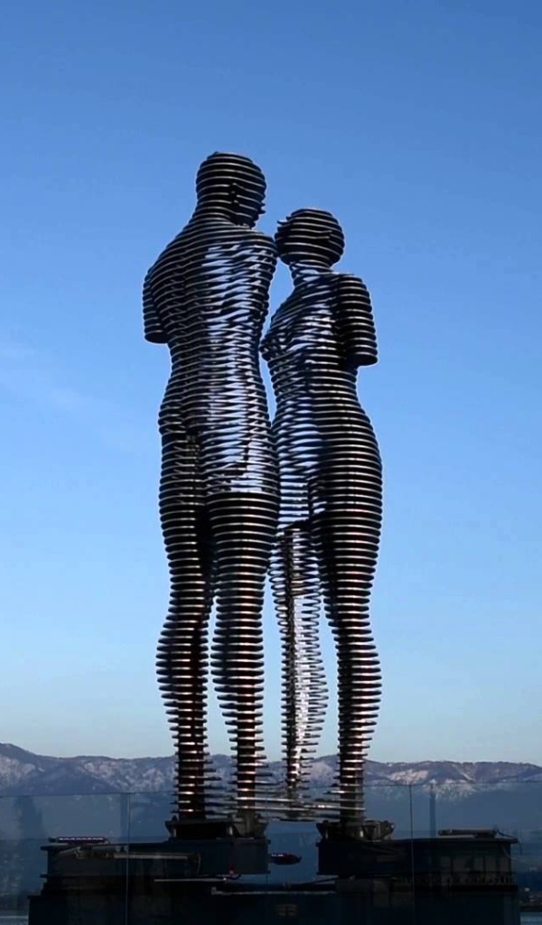 Движущиеся статуя Али и Нино набережная Батуми 