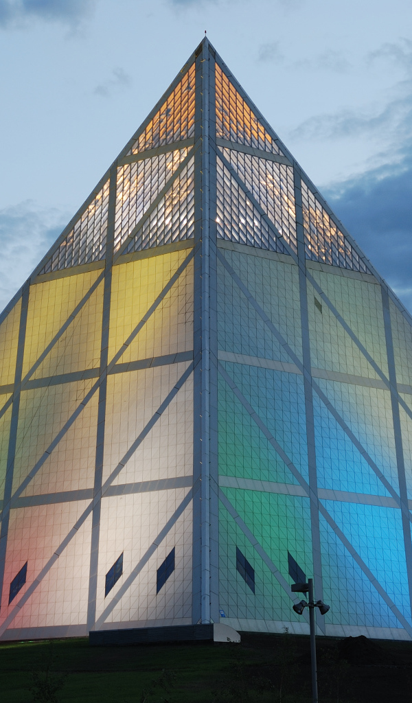 Дворец мира и согласия в форме пирамиды город Астана  