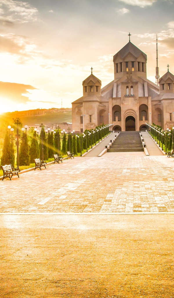 Кафедральный собор Святого Григория Просветителя в лучах солнца 