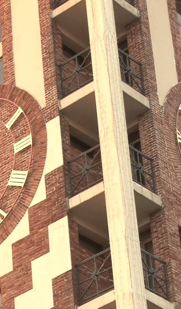 Часы на высотном здании Батуми 