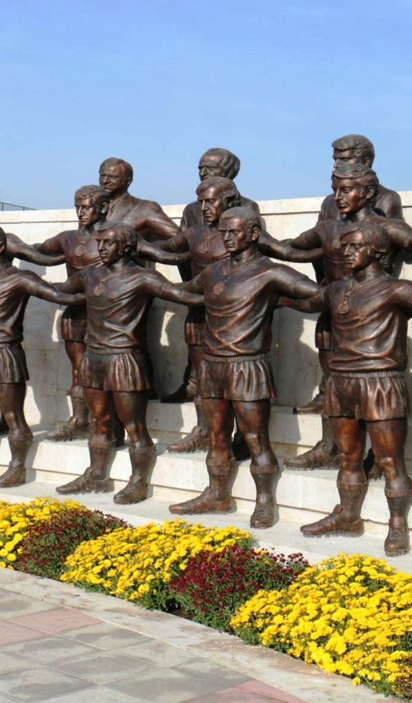 Памятник легендарному футбольному клубу «Арарат-73» в Ереване 