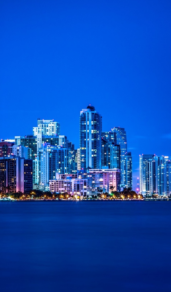 Ночной город Майами на берегу Атлантического океана 