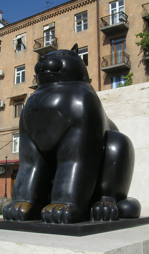Толстый черный кот памятник в Ереване 
