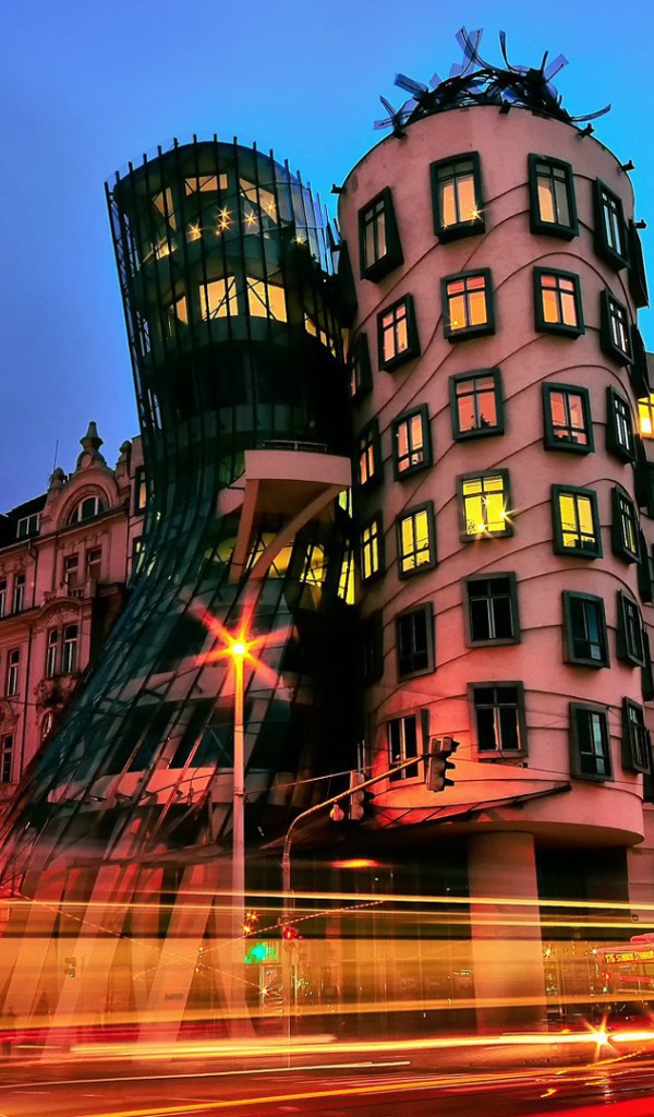 Необычный Танцующий дом,  Прага. Чехия 