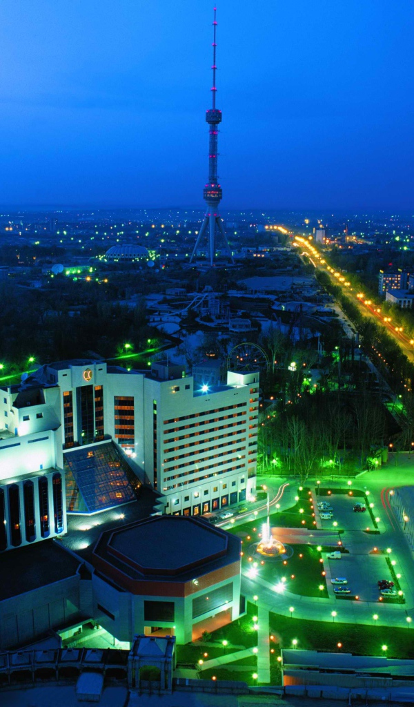 Вид на Ташкент и на ташкентскую телебашню в сумерках 
