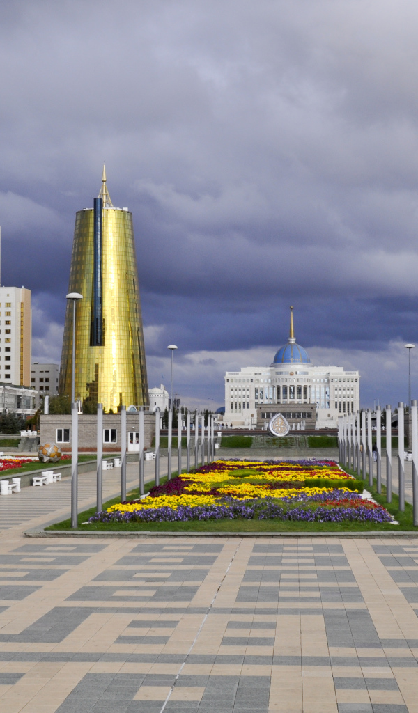 Вид на Водно-зелёный бульвар и две золотые башни город Астана 