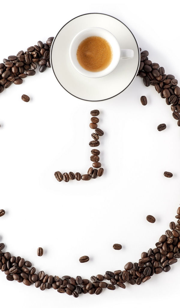 Часы из кофейных зерен и чашка кофе на белом фоне