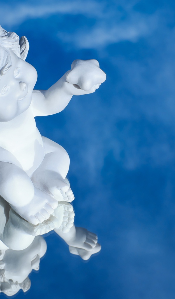 Маленькая статуя купидона отражается в голубой поверхности