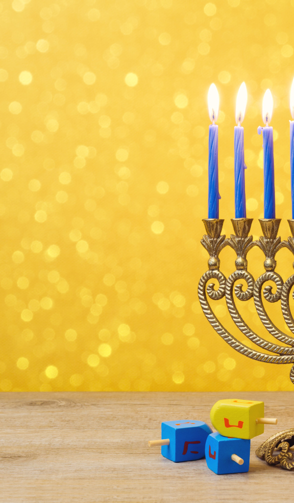 Красивый старинный подсвечник с голубыми свечами