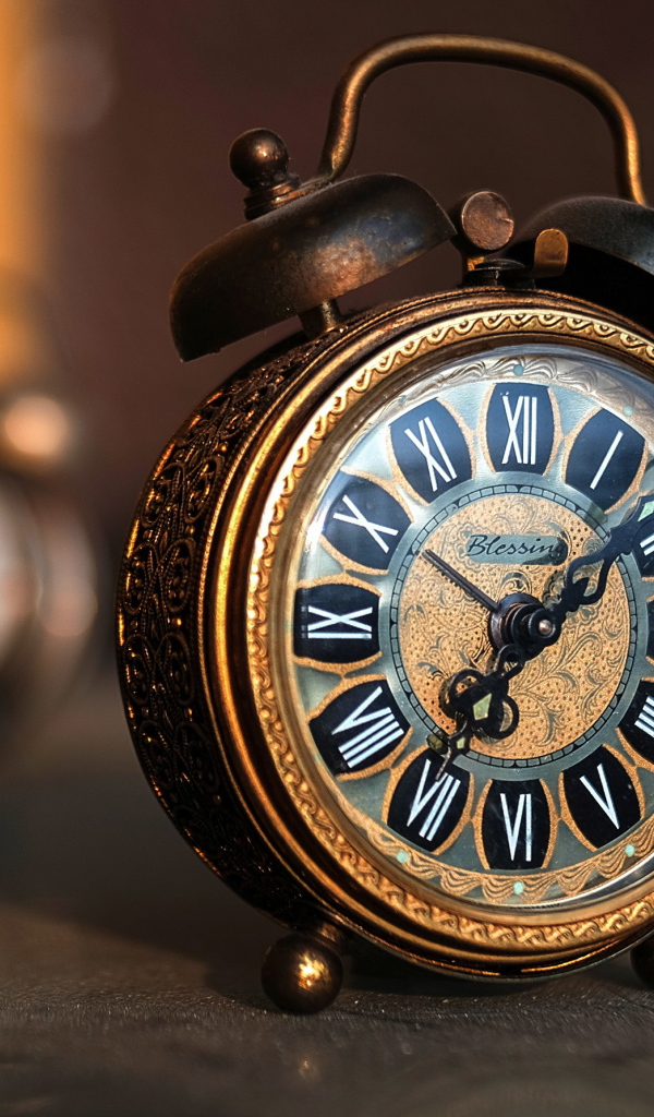 Красивый ретро будильник с черными стрелками