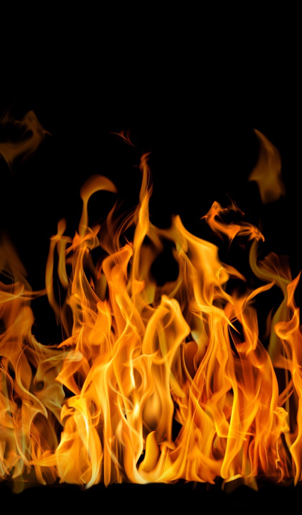 Красивый желтый огонь на черном фоне