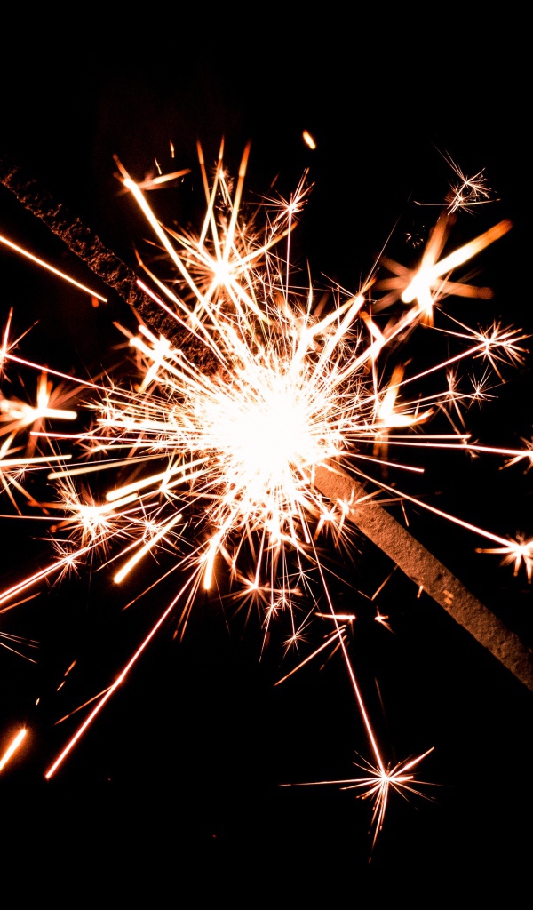 Бенгальский огонь с яркими искрами на черном фоне