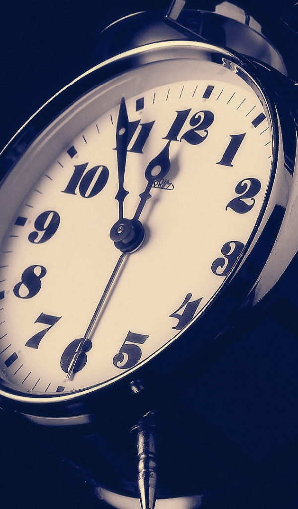 Черный металлический будильник 