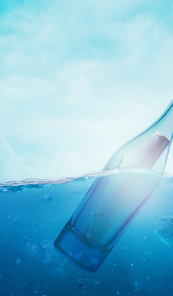 Бутылка с запиской в океана с рыбами под голубым небом