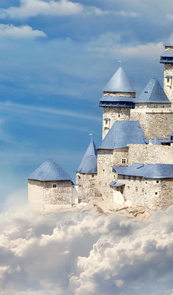 Замок на белых облаках в голубом небе 