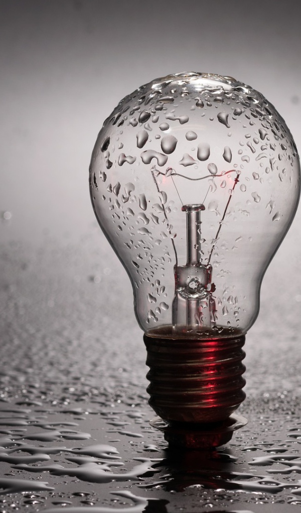 Стеклянная лампочка в каплях воды 