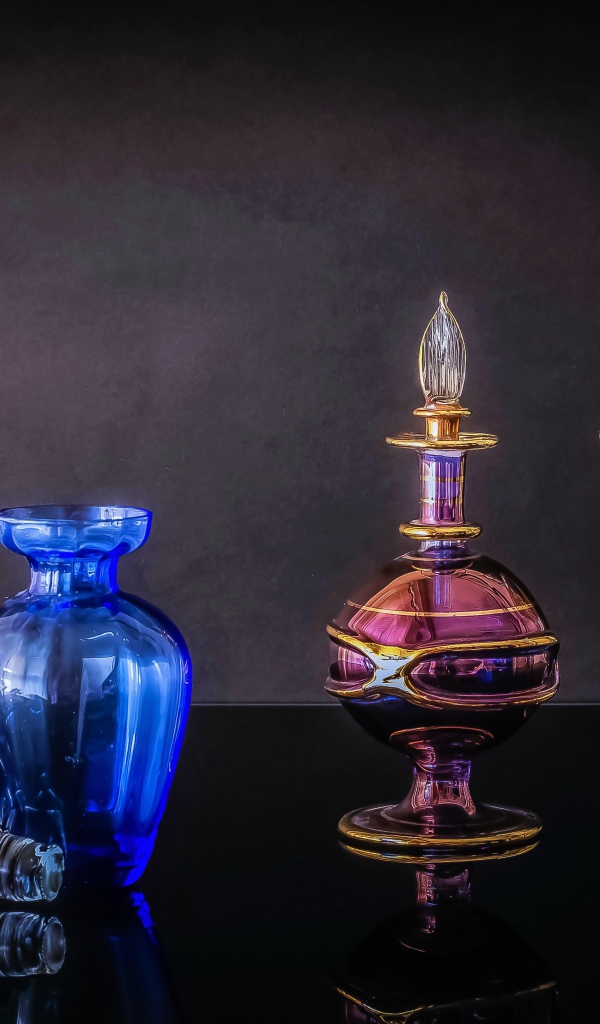 Разноцветные стеклянные флаконы для духов