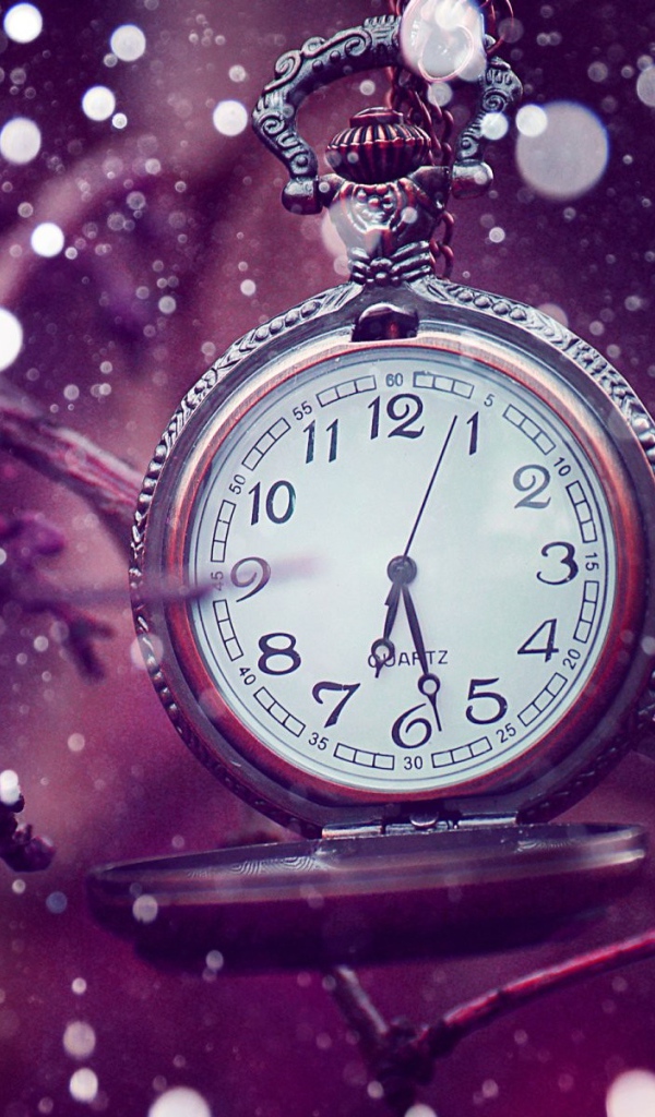 Карманные часы на фиолетовом фоне 