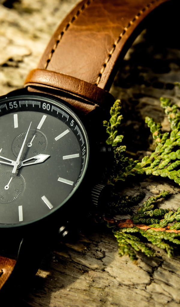 Стильные черные наручные часы с кожаным ремешком 