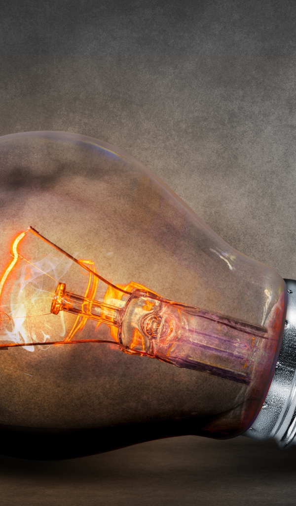 Дымящаяся включенная лампочка 