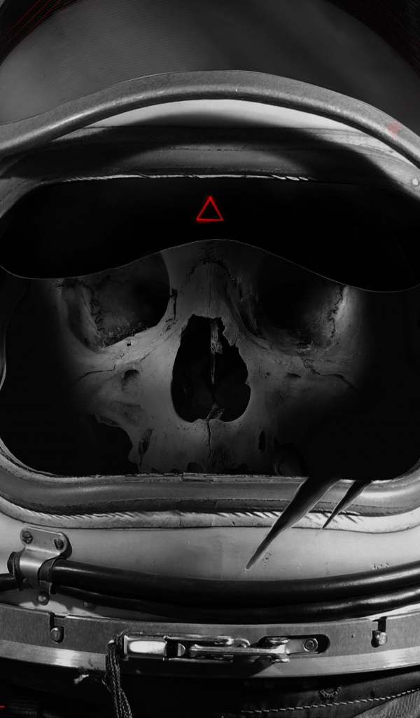 Человеческий череп в шлеме астронавта