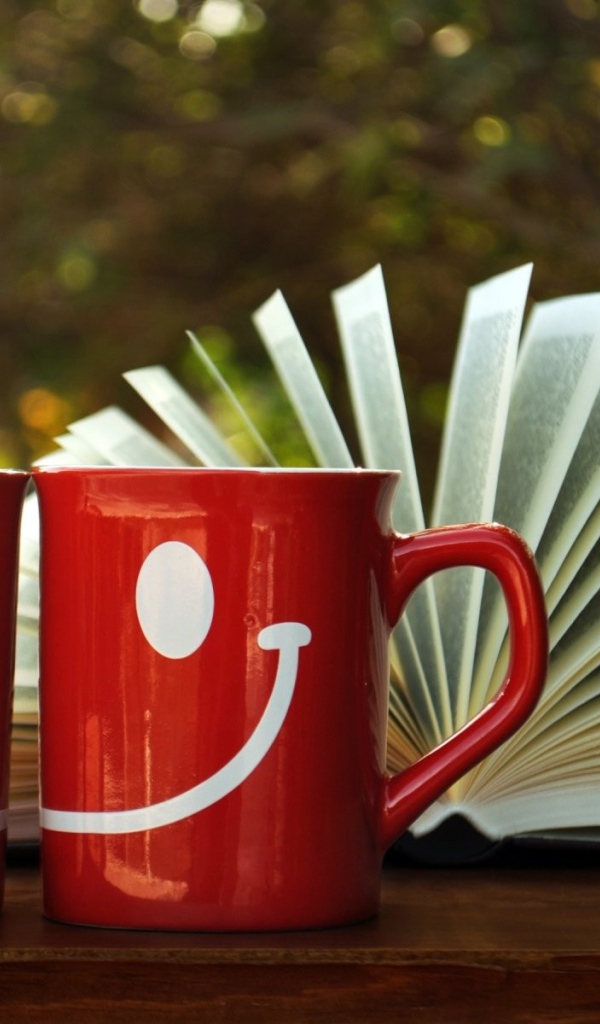 Две забавные красные чашки с книгой 