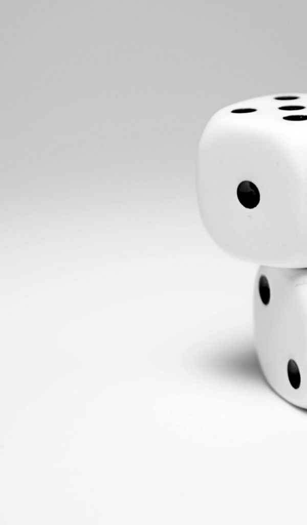 Две белые игральные кости 