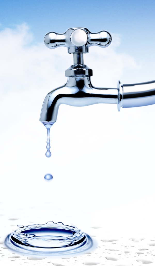 Вода капает из завязанного на узел водопроводного крана