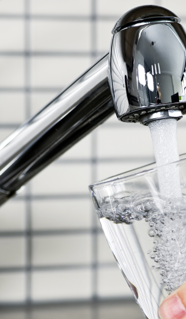 Водопроводный кран со стаканом воды