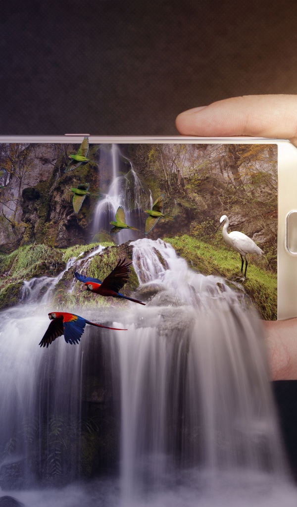 Водопад выливается из смартфона в руках