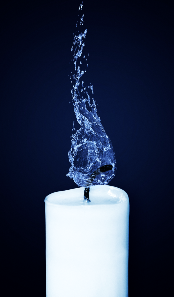 Белая свеча горит пламенем из голубой воды 