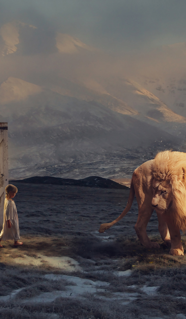 Маленькая девочка идет в фантастическую дверь у белому льву